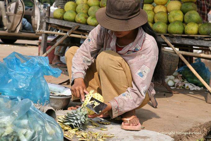 Epluchage d'ananas, marché de Skun - Cambodge