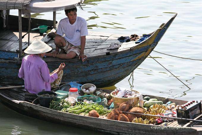 Passage du marchand de fruits et légumes, lac Tonlé Sap - Cambodge