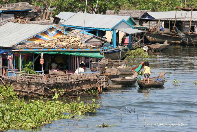 Vie quotidienne dans un village flottant du lac Tonlé Sap - Cambodge