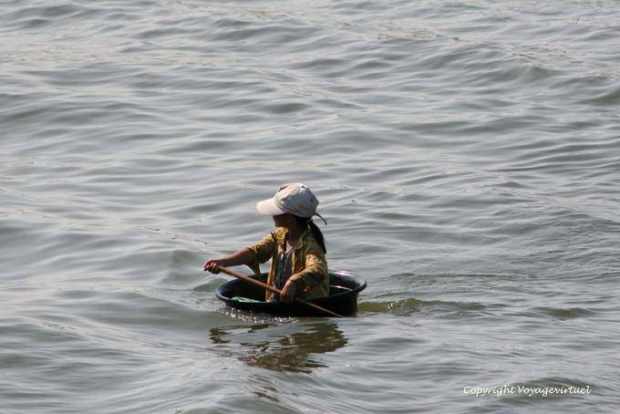Fillette embarquée dans une frêle embarcation, Tonlé Sap - Cambodge