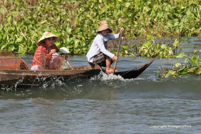 Rameuse dans la vague, lac Tonlé Sap - Cambodge