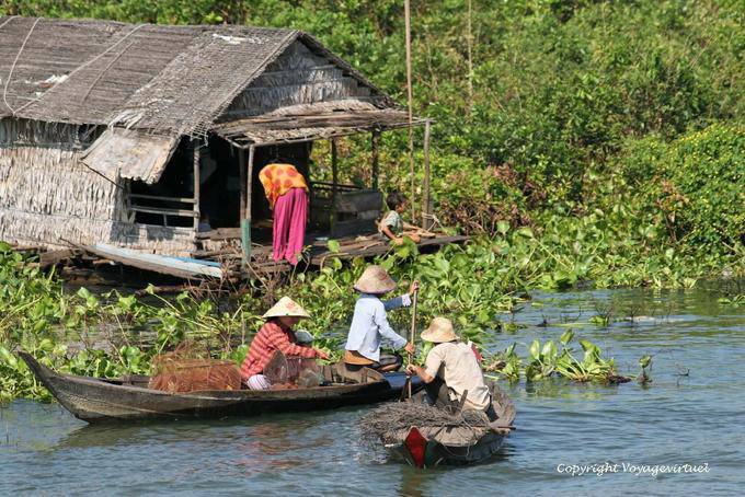 Echange sur le lac, Tonlé Sap - Cambodge