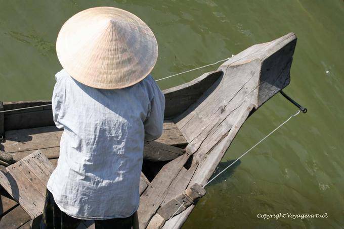 Proue de bois et chapeau conique, Tonlé Sap - Cambodge