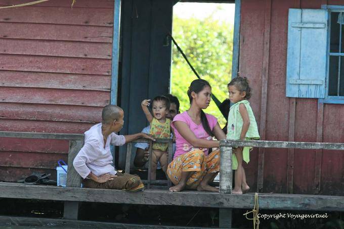 Vie de famille sur le lac Tonlé Sap - Cambodge