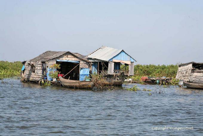 Fragile habitat flottant sur le Tonlé Sap - Cambodge