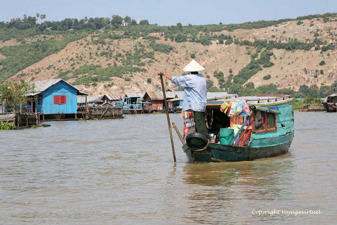 Marchand flottant arrivant dans un village sur pilotis, Tonlé Sap - Cambodge