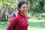 Jeune mère et son enfant dans le dos, NH7, Cambodge.