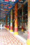 Peintures aux couleurs kitschs à l'intérieur de la pagode, Wat Nokor, Kampong Cham, Cambodge.