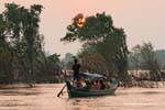Embarcation sur le fleuve Mekong au couchant, Kracheh (Kratie), Cambodge.