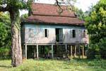 Habitation traditionnelle sur pilotis vers Kracheh (Kratie), Cambodge.