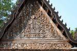Sculpture de bois sur la façade de la Pagode Roka Kandal, Kracheh (Kratie), Cambodge.