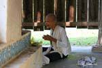Nonne très âgée priant au Wat Roka Kandal, Kracheh (Kratie), Cambodge.