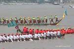 Rameurs sur les bateaux dragons de la course d'Om Touk, Phnom Penh, Cambodge.