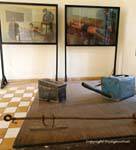 Instruments de torture exposés au Musée du Génocide, Phnom Penh, Cambodge.