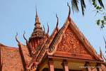 Les toits ciselés du Musée National, Phnom Penh, Cambodge.