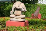 Ganesha assis tenant un radis dans la main droite et un bol dans celle de gauche, Musée National, Phnom Penh, Cambodge.
