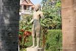 Statue debout aux avant-bras manquants, jardin du Museum, Phnom Penh, Cambodge.