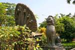 Têtes de Naga et gardien en laiton, jardin du musée national, Phnom Penh, Cambodge.