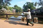 Porteur à balancier sur le pont, Siem Reap, Cambodge.