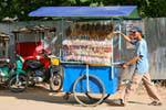 Marchand ambulant dans une rue de Siem Reap, Cambodge.