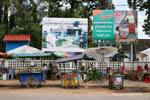 Mini restaurants ambulants devant affiches, Siem Reap, Cambodge.