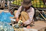 Epluchage d'ananas, marché de Skun, Cambodge.