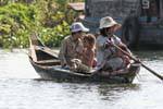 Famille en barque sur le lac Tonlé Sap, Cambodge.