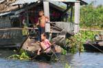 Enfants à la manoeuvre, lac Tonlé Sap, Cambodge.