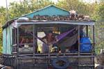 Jeux de gamins dans l'habitation flottante, Tonlé Sap, Cambodge.