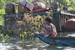 Enfant à la proue d'une embarcation, lac Tonlé Sap, Cambodge.