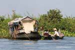 Habitation flottante et fleurie, lac Tonlé Sap, Cambodge.