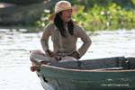 Femme en position de lotus sur une embarcation, lac Tonlé Sap, Cambodge.