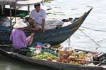 Passage du marchand de fruits et légumes, lac Tonlé Sap, Cambodge.