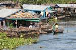 Vie quotidienne dans un village flottant du lac Tonlé Sap, Cambodge.