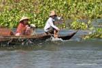 Rameuse dans la vague, lac Tonlé Sap, Cambodge.