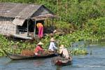 Echange sur le lac, Tonlé Sap, Cambodge.