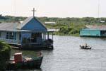 Eglise catholique flottante Chong Khnies, lac Tonlé Sap, Cambodge.
