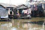 Repos après la lessive, Tonlé Sap, Cambodge.