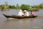Famille dans une pirogue en bois, Tonlé Sap, Cambodge.