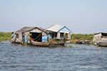 Fragile habitat flottant sur le Tonlé Sap, Cambodge.