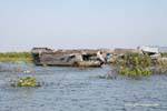 Péniche habitation sur la grande rivière d'eau douce ou Tonlé Sap, Cambodge.