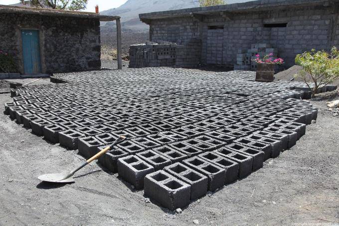 Fogo, Cha de Caldeiras, fabrique de parpaings - Cap Vert