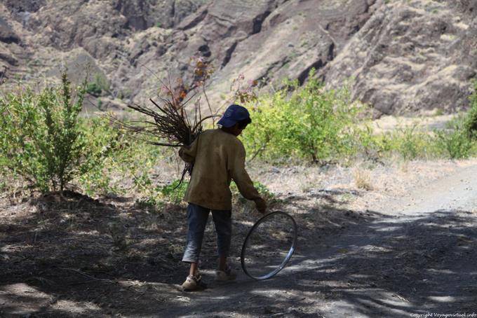 Fogo, Cha de Caldeiras, jeu d'enfant - Cap Vert