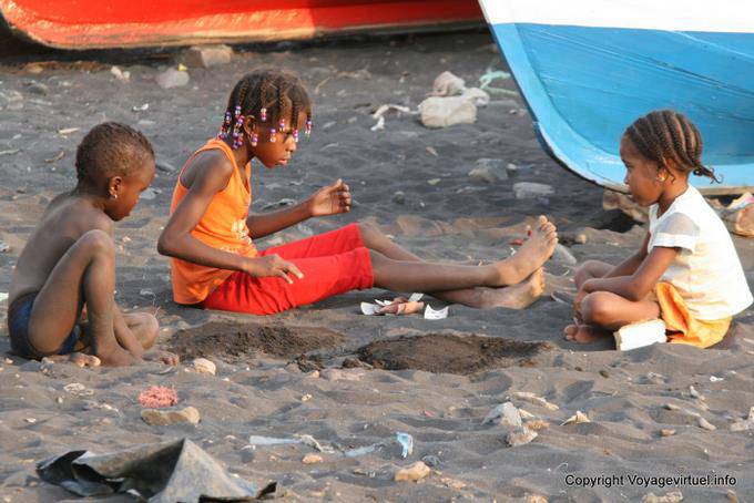 Santiago, Porto Gouveia, jeux enfantins - Cap Vert