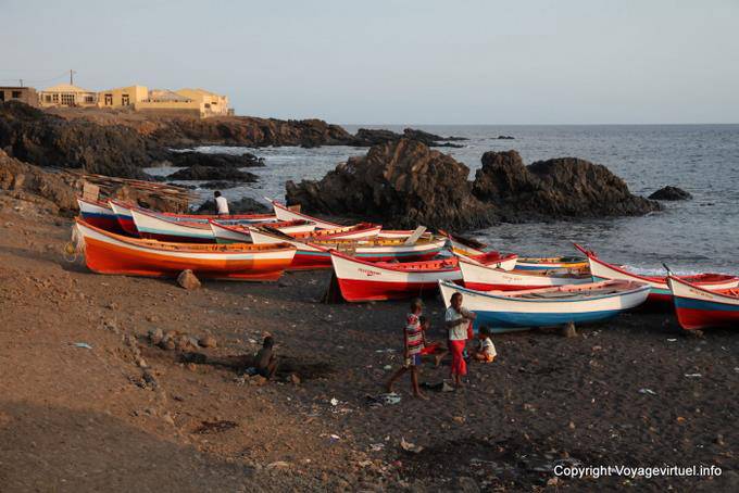 Santiago, Porto Gouveia, petit port au soir - Cap Vert