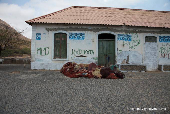 Santiago, Tarrafal, filets devant mur - Cap Vert
