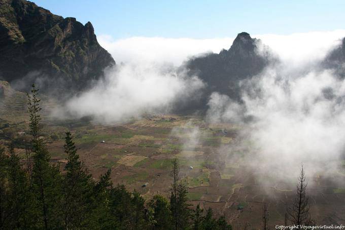 Santo Antão, nuages dans la caldeira - Cap Vert