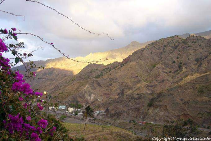 Santo Antão, Pedracin, vallée aux bougainvilliers - Cap Vert