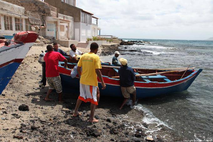 São Vicente, Calhau, remontée de la barque - Cap Vert