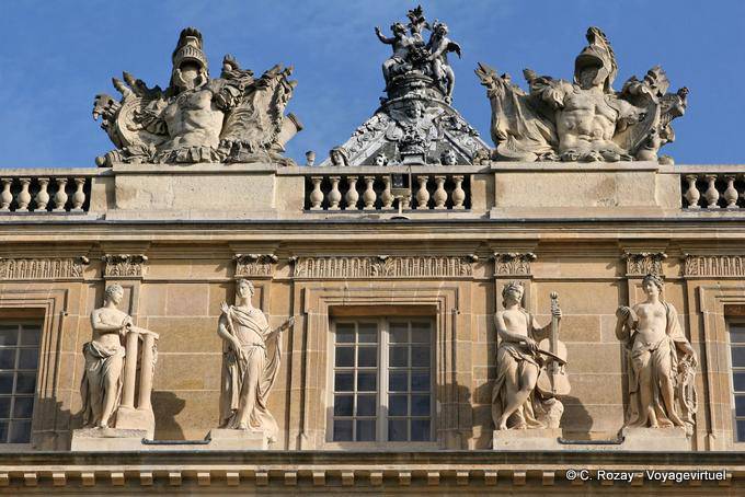 Casques et statues, Versailles